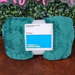 Room Essentials Teal Plush Throw